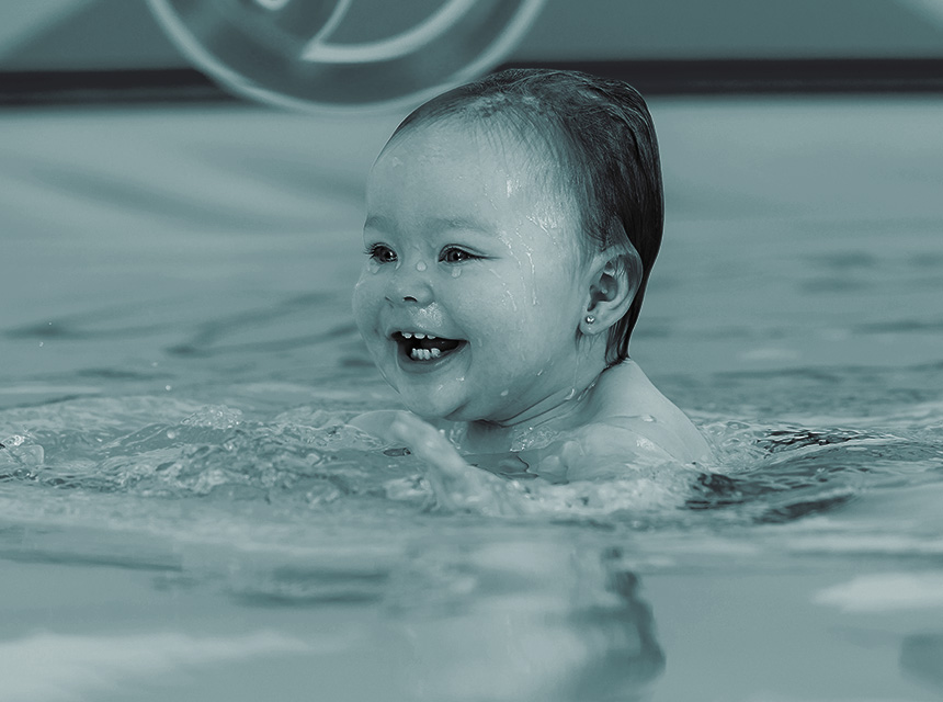 Bébé qui nage dans la piscine de l'Academie du Mouvement à Saint-Maur-des-Fosses. Cours de bébé nageur.