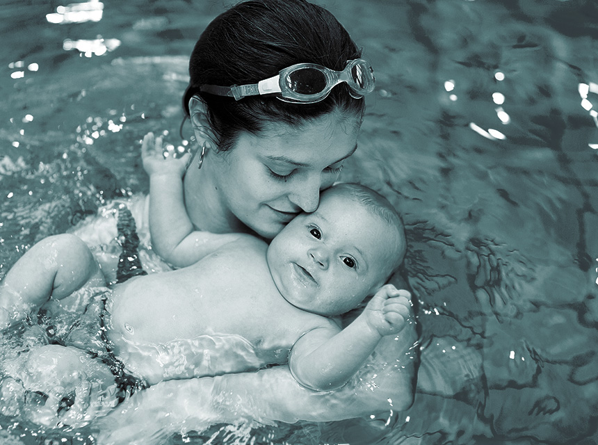 Bébé nageur à Saint-Maur-des-Fosses, l'instant famille, mère et son bébé dans la piscine pendant un cours de bébé nageur.