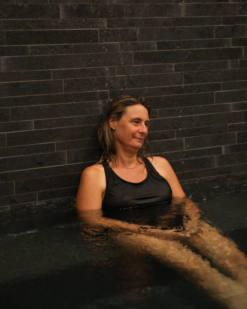 Une personne se relaxant dans le bain à remous de l'Academie du Mouvement à Saint-Maur-des-Fosses.