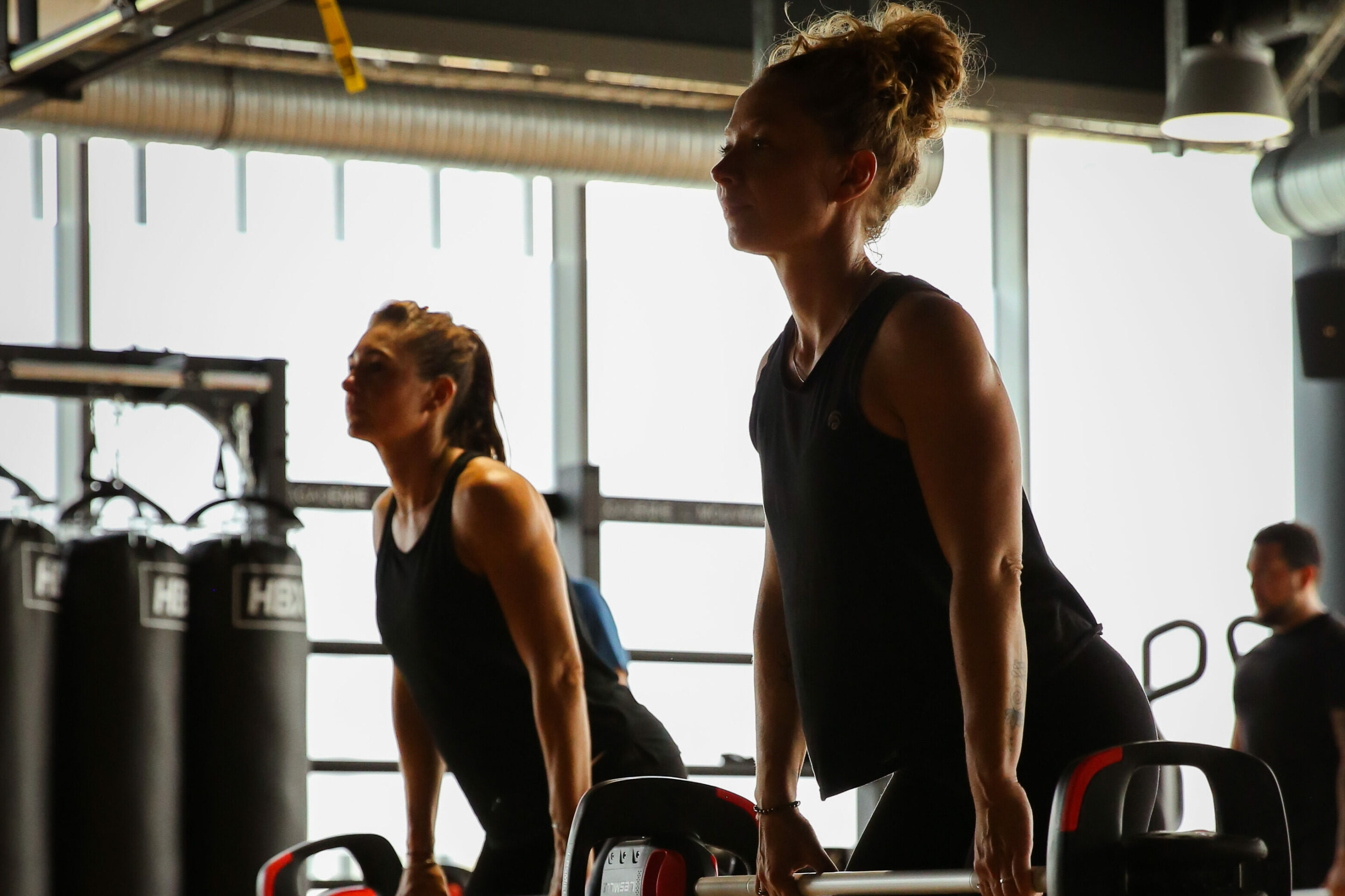 Groupe d'individus pratiquant un cours de fitness full body en salle à l'Academie du Mouvement à Saint-Maur.