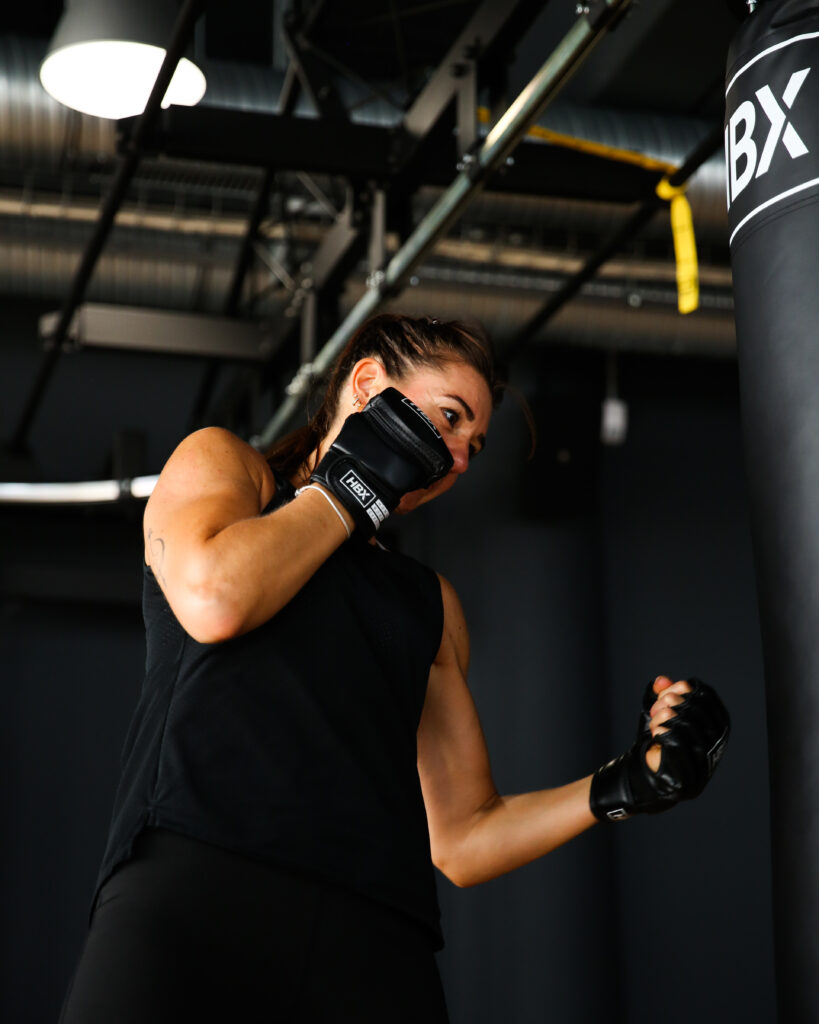 Entrainement de boxe dans la salle de sport de l'academie du mouvement à Saint-Maur-des-Fosses