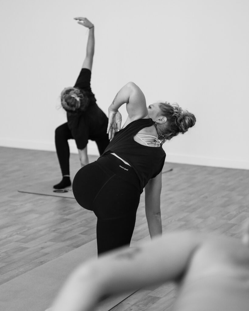 Posture de Yoga, cours collectif de Yoga à l'Academie du Mouvement à Saint-Maur-des-Fosses.