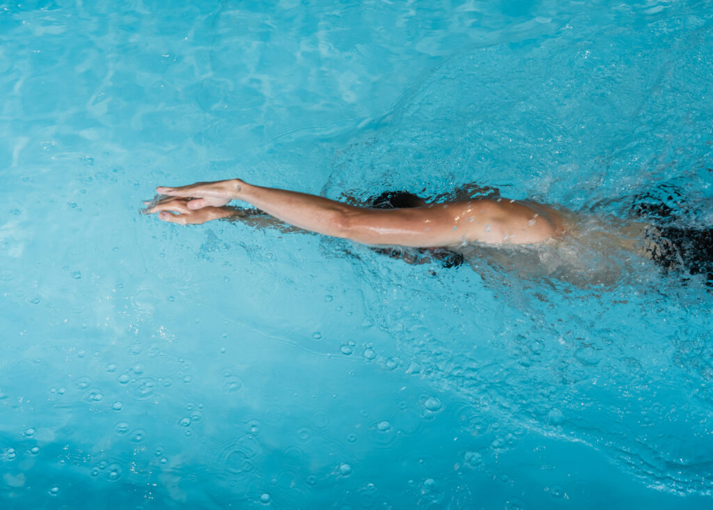 Natation dans le grand bassin de l'academie du Mouvement, piscine à Saint-Maur-des-Fosses.