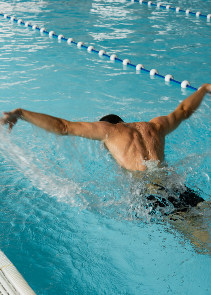 Natation dans la piscine de l'Academie du mouvement à Saint-Maur-fosses