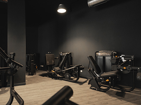 Équipements de muscu dans la salle de musculation Apollon a l'Academie du Mouvement à Saint-Maur-des-Fosses.