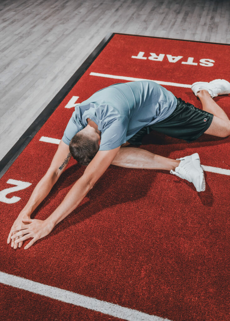 Étirements dynamiques avant une activité sportive pour préparer les muscles et prévenir les blessures. séance de fitness, sport bon pour le corps  