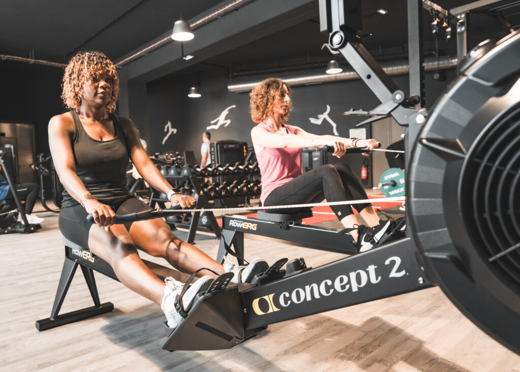 Groupe de participants pratiquant le TRX suspension training en salle de sport Saint-Maur. 