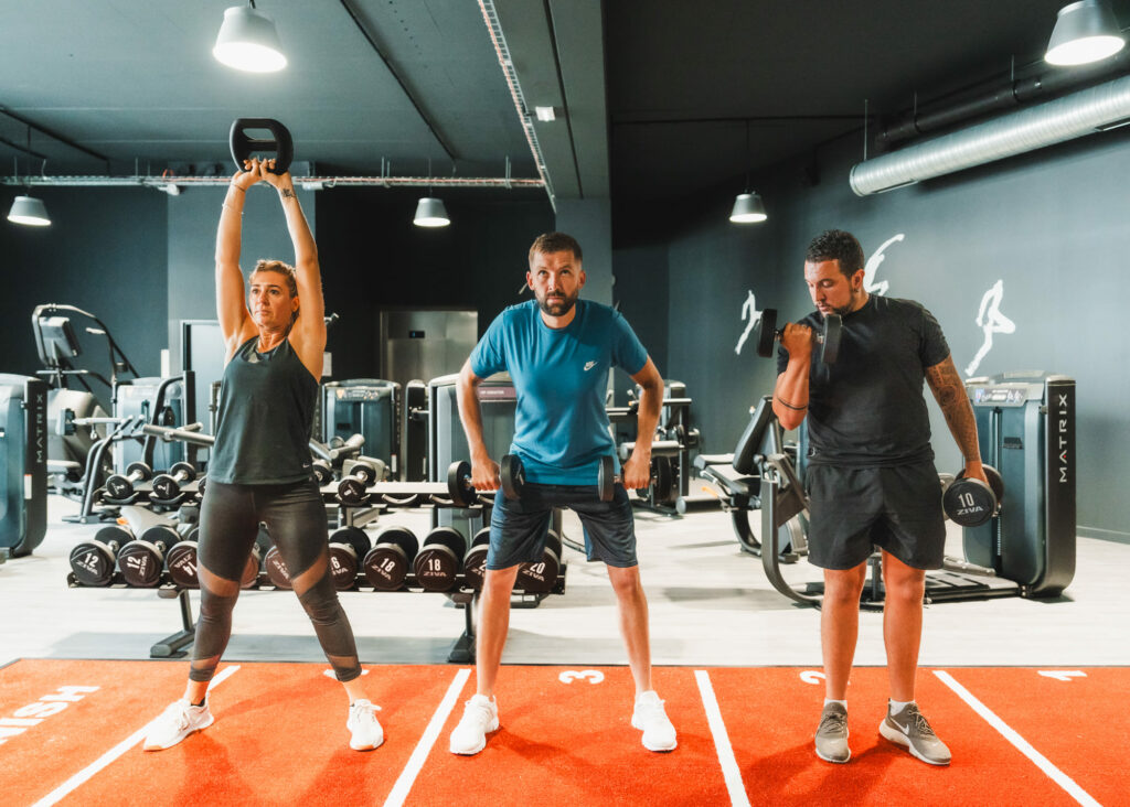 Groupe participant à une séance de stretching dynamique pour améliorer la souplesse et l'amplitude des mouvements.