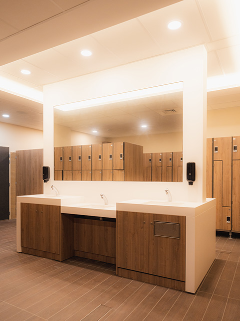 Les vestiaires de l'Academie du Mouvement à Saint Maur-des-Fosses. 
Se preparer avant une seance de sport, natation ou bien etre 